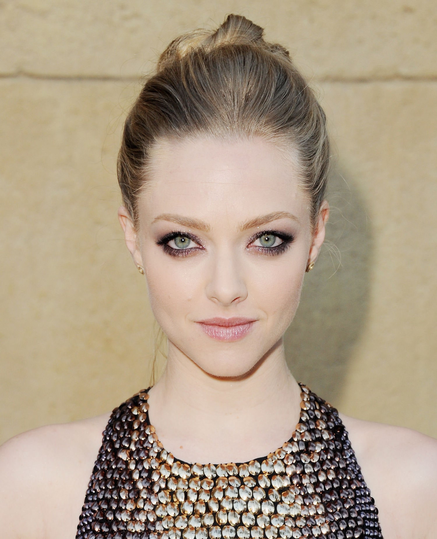 Dare You to Try to Stare at Amanda Seyfried's Eyes Here! You Can'tHer  Smoky Makeup Is So Smoldering Hot, It's Like Looking Into the Sun | Glamour